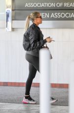KHLOE KARDASHIAN ArrivEs at Doctor