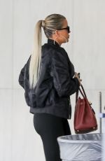 KHLOE KARDASHIAN ArrivEs at Doctor