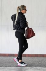 KHLOE KARDASHIAN ArrivEs at Doctor