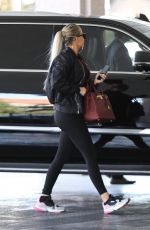 KHLOE KARDASHIAN ArrivEs at Doctor