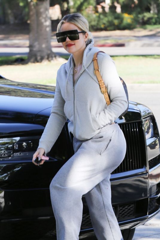 KHLOE KARDASHIAN Out and About in Calabasas 11/12/2019
