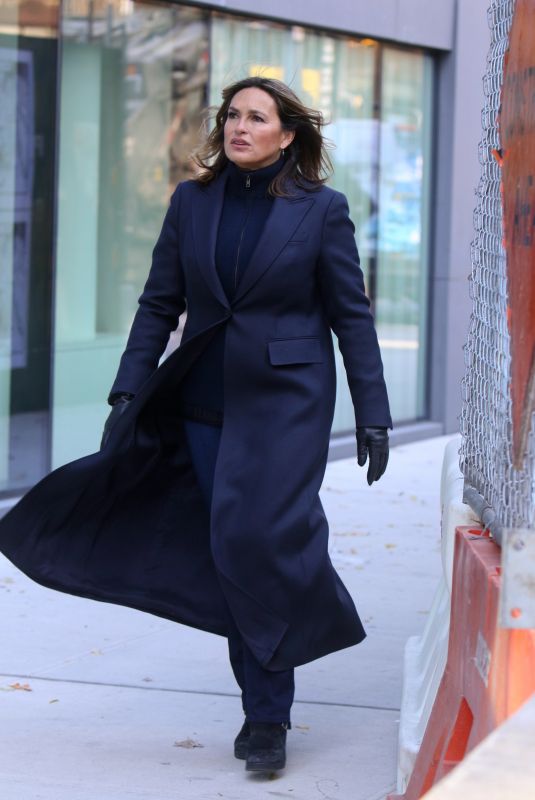 MARISKA HARGITAY on the Set of Law and Erder: Special Victims Unit in New York 11/19/2019