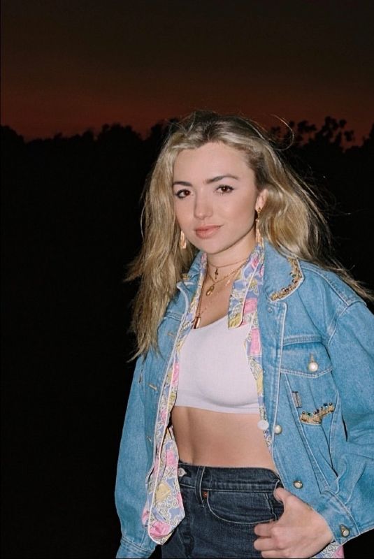 PEYTON ROI LIST at a Photoshoot, November 2019