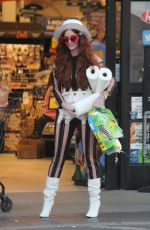 PHOEBE PRICE Shopping at Ralphs in Los Angeles 11/05/2019