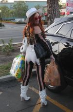 PHOEBE PRICE Shopping at Ralphs in Los Angeles 11/05/2019