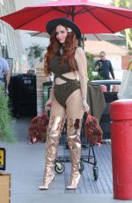 PHOEBE PRICE Shopping for Thanksgiving Day in Los Angeles 11/25/2019