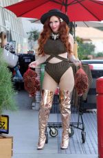 PHOEBE PRICE Shopping for Thanksgiving Day in Los Angeles 11/25/2019
