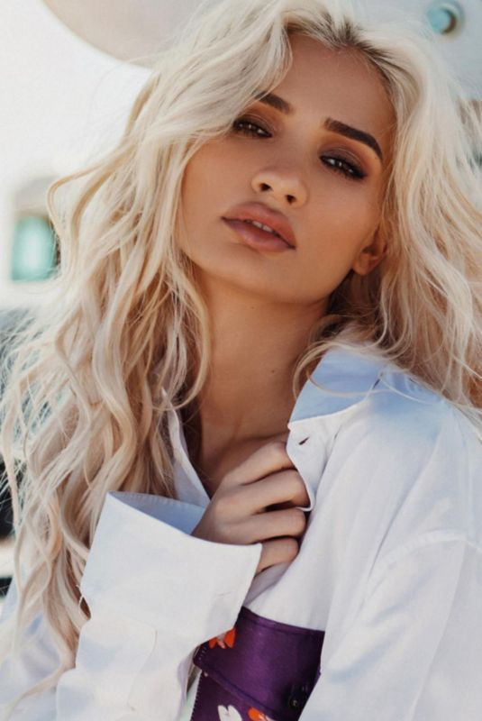 PIA MIA PEREZ in Modeliste Magazine, November 2019