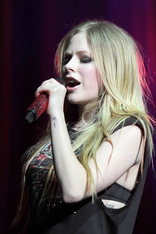 AVRIL LAVIGNE at Y100 Jingle Ball, Sunrise Florida 12/10/2011