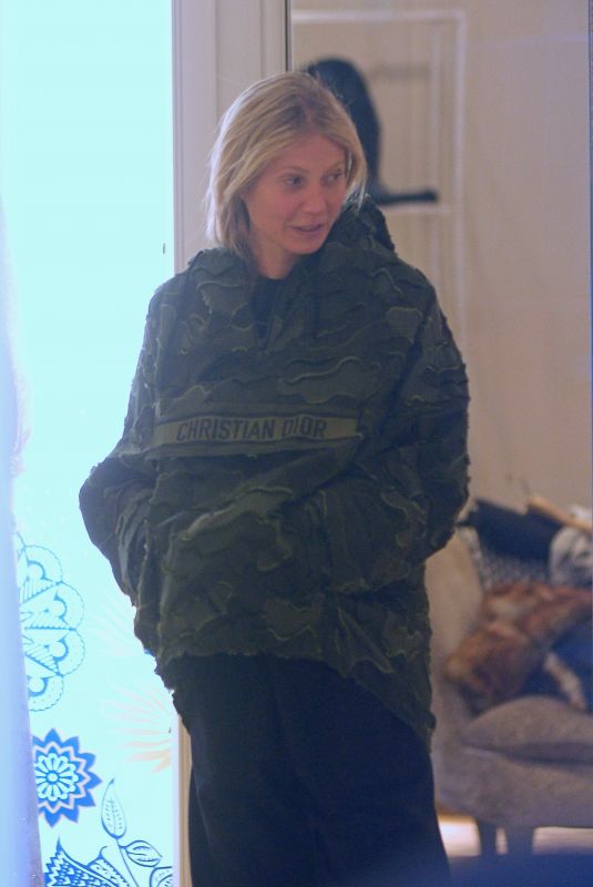 GWYNETH PALTROW Shopping at Dior Store in Aspen 12/26/2019