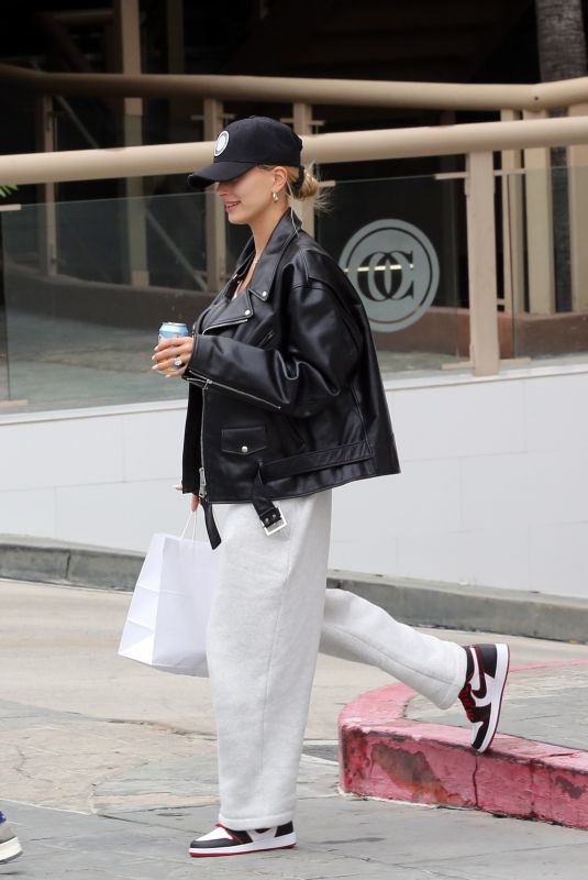 HAILEY and Justin BIEBER Out for Lunch in Los Angeles 11/30/2019