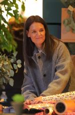 KATIE HOLMES Wrapping Gifts in New York 12/14/2019