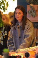KATIE HOLMES Wrapping Gifts in New York 12/14/2019