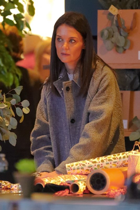 KATIE HOLMES Wrapping Gifts in New York 12/14/2019