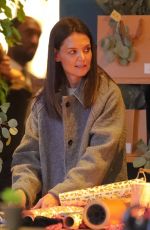 KATIE HOLMES Wrapping Gifts in New York 12/14/2019