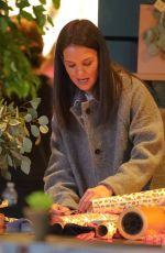 KATIE HOLMES Wrapping Gifts in New York 12/14/2019
