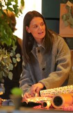 KATIE HOLMES Wrapping Gifts in New York 12/14/2019