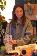 KATIE HOLMES Wrapping Gifts in New York 12/14/2019