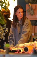 KATIE HOLMES Wrapping Gifts in New York 12/14/2019