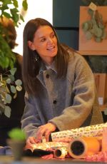 KATIE HOLMES Wrapping Gifts in New York 12/14/2019