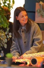 KATIE HOLMES Wrapping Gifts in New York 12/14/2019