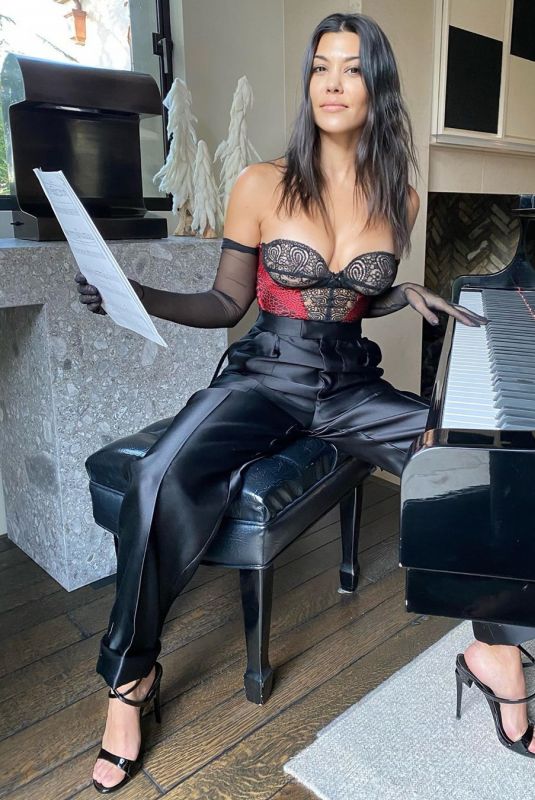 KOURTNEY KARDASHIAN – Instagram Photos 12/22/2019