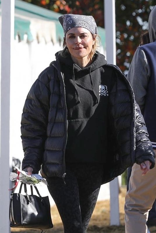 LISA RINNA Shopping for Christmas Tree in Los Angeles 12/16/2019