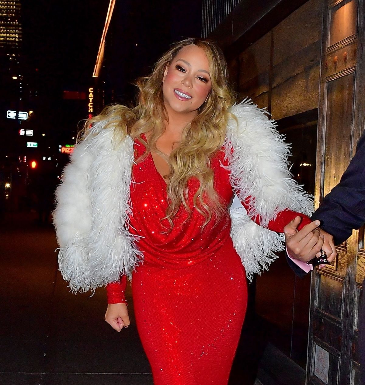 MARIAH CAREY Celebrates Her Christmas Song Potentially Going #1 in New ...