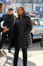 MARISKA HARGITAY and JAMIE GRAY HYDER on the Set of Law and Erder: Special Victims Unit in New York 12/20/2019