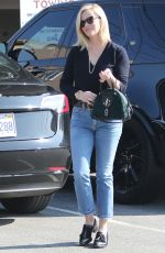 REESE WITHERSPOON Out and About n Brentwood 12/26/2019