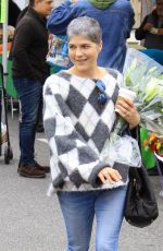 SELMA BLAIR Shoppin at Farmers Market in Studio City 12/08/2019