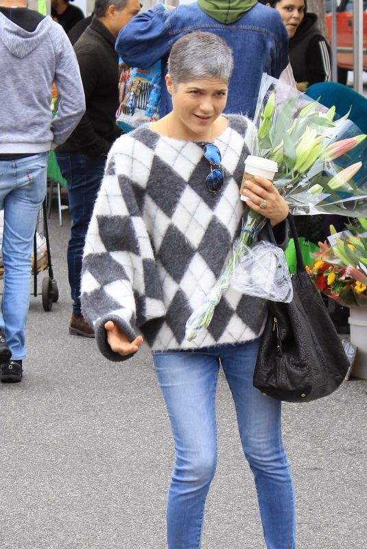 SELMA BLAIR Shoppin at Farmers Market in Studio City 12/08/2019