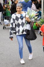 SELMA BLAIR Shoppin at Farmers Market in Studio City 12/08/2019