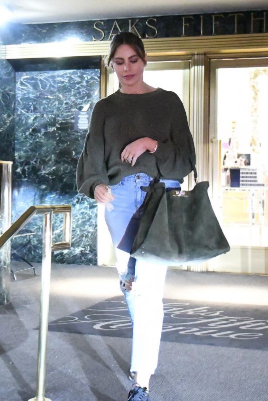 SOFIA VERGARA Shopping at Saks Fifth Avenue in Beverly Hills 12/16/2019