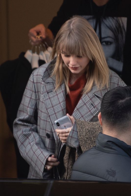 TAYLOR SWIFT Out in London 12/04/2019