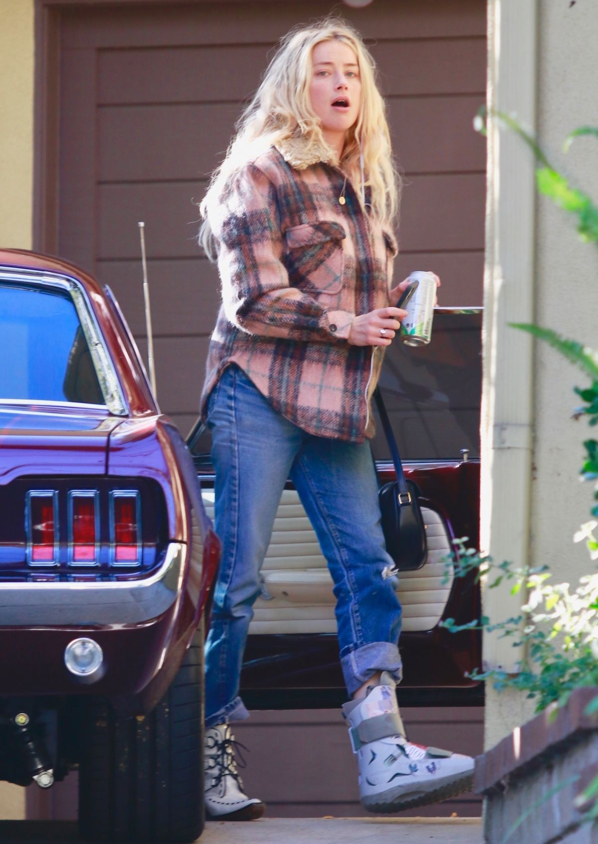 AMBER HEARD Arrives at Her Home in Los Angeles 01/10/2020 ...