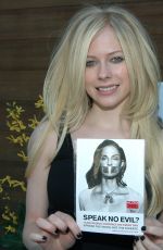 AVRIL LAVIGNE at Golden Globes Style Lounge 01/12/2006