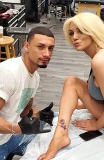 COURTNEY STODDEN Getting Her First Tattoo of a Rose 01/03/2020