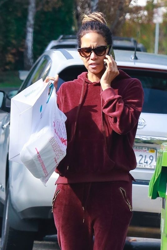 HALLE BERRY OUt for Lunch to-go in Los Angeles 01/17/2020