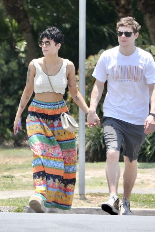HALSEY and Evan Peters Out for Llunch at a Beach on the Gold Coast 01/03/2020