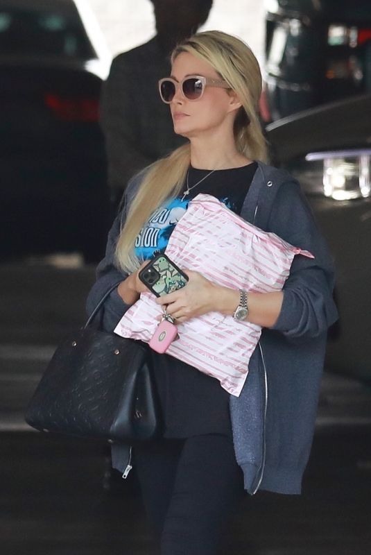 HOLLY MADISON at Ups Store in Los Angeles 01/30/2020