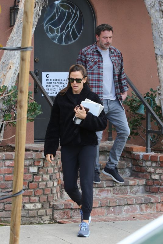 JENNIFER GARNER and Ben Affleck Out in Santa Monica 01/11/2020