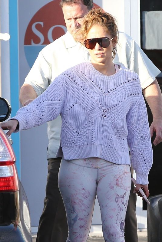 JENNIFER LOPEZ Leavies a Gym in Miami 01/18/2020