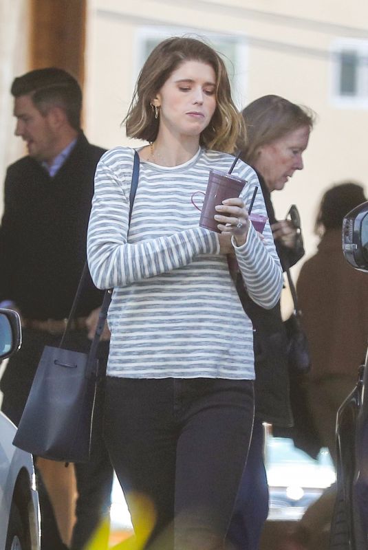 KATHERINE SCHWARZENEGGER Out for Smoothies in Brentwood 01/13/2020