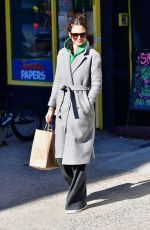 KATIE HOLMES Shopping for Painting Supplies in New York 01/29/2020