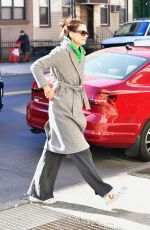 KATIE HOLMES Shopping for Painting Supplies in New York 01/29/2020