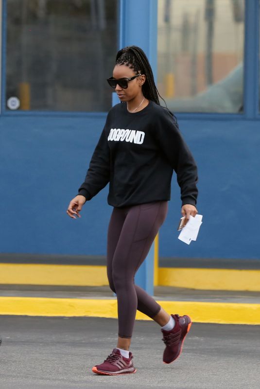 KELLY ROWLAND Arrives at DMV Office in Los Angeles 01/30/2020