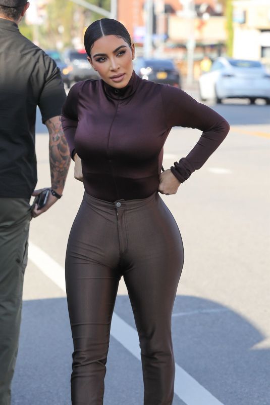 KIM KARDASHIAN Shopping at Sap and Honey in Sherman Oaks 01/22/2020