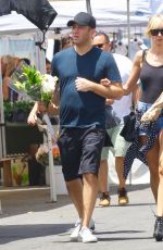 KIMBERLY STEWART Shopping at Farmers Market in Venice Beach 01/31/2020