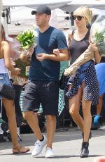 KIMBERLY STEWART Shopping at Farmers Market in Venice Beach 01/31/2020